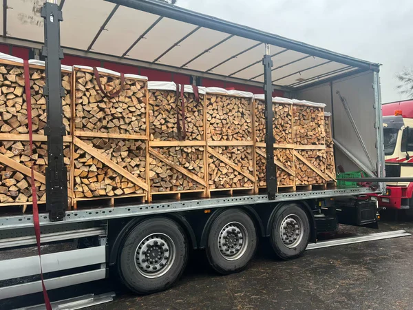 Ofengetrocknetes Buchenholz 54 RM – Volle LKW-Ladung brennfertiges Brennholz